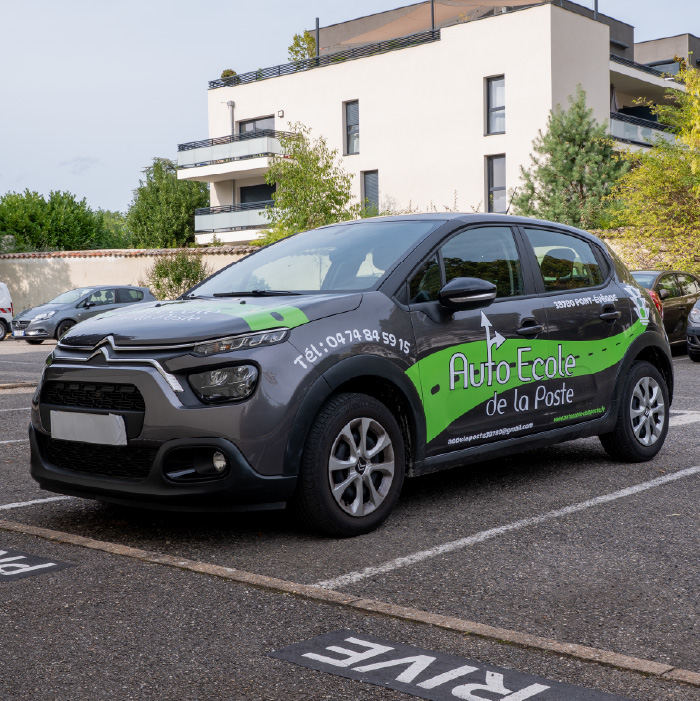 Véhicule de l’Auto-École de La Poste floqué et finalisé après installation par Persecom.