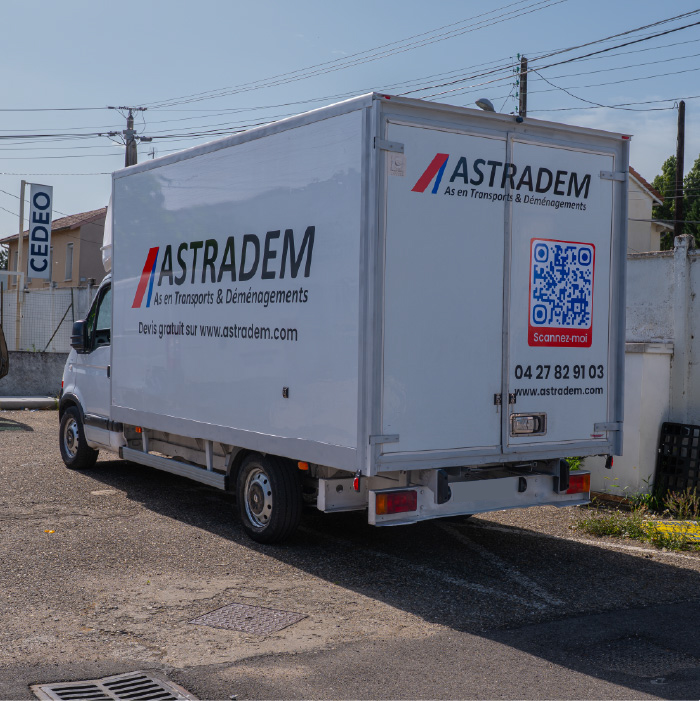 Camion poids lourd Astradem floqué avec marquage arrière pour déménagement professionnel.
