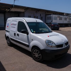 Véhicule utilitaire léger Astradem floqué pour les services de déménagement.