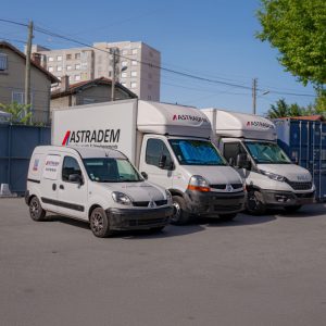 Flotte Astradem avec utilitaire et camions poids lourds floqués pour déménagement à Villeurbanne.