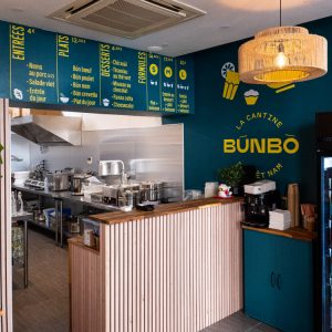 Mur de menu et lettrage adhésif installés dans le restaurant Bunbo à Lyon.