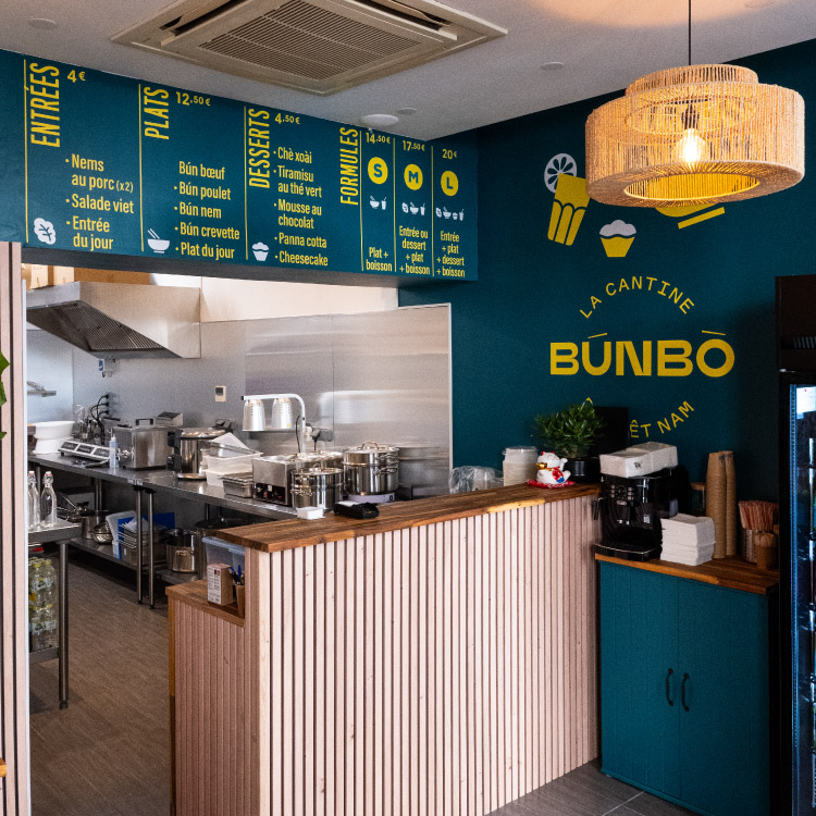 Mur de menu et lettrage adhésif installés dans le restaurant Bunbo à Lyon.