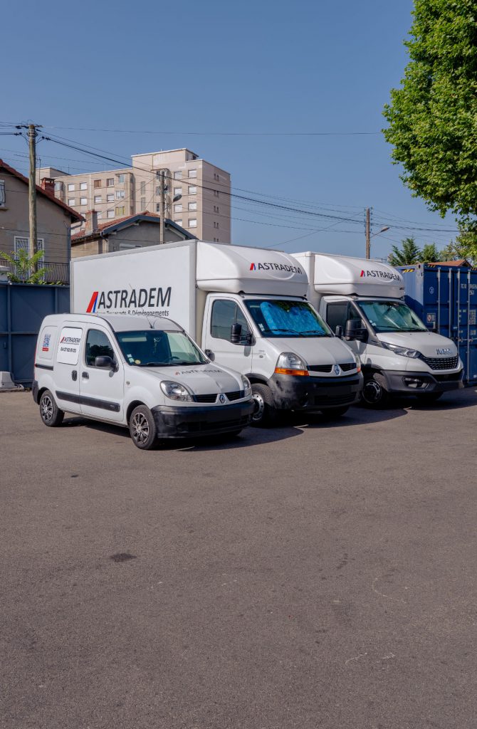 Flotte de véhicules ASTRATEM marqués professionnellement dans notre atelier de marquage à Lyon. 