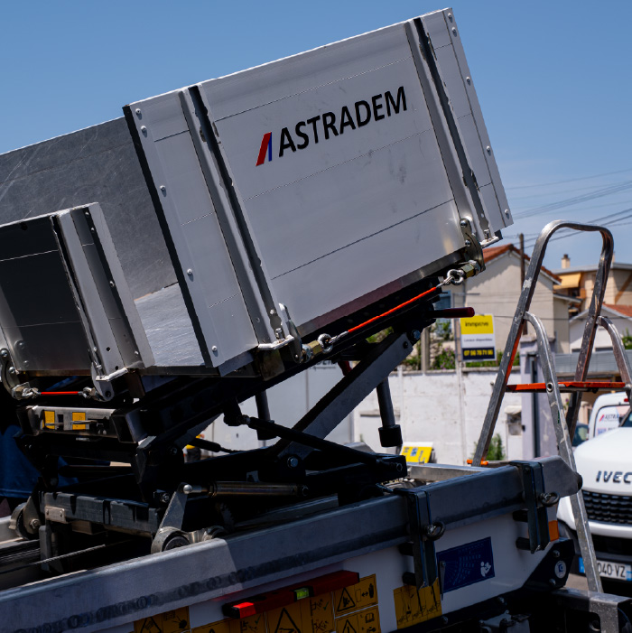 Véhicule monte-meubles Astradem floqué avec marquage professionnel.