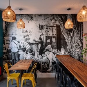 Fresque murale grand format en noir et blanc installée dans le restaurant Bunbo à Lyon.