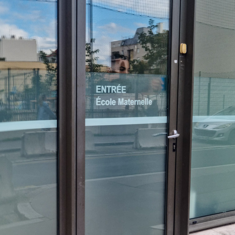 Film adhésif dépoli installé sur une vitrine pour créer une zone discrète et élégante.