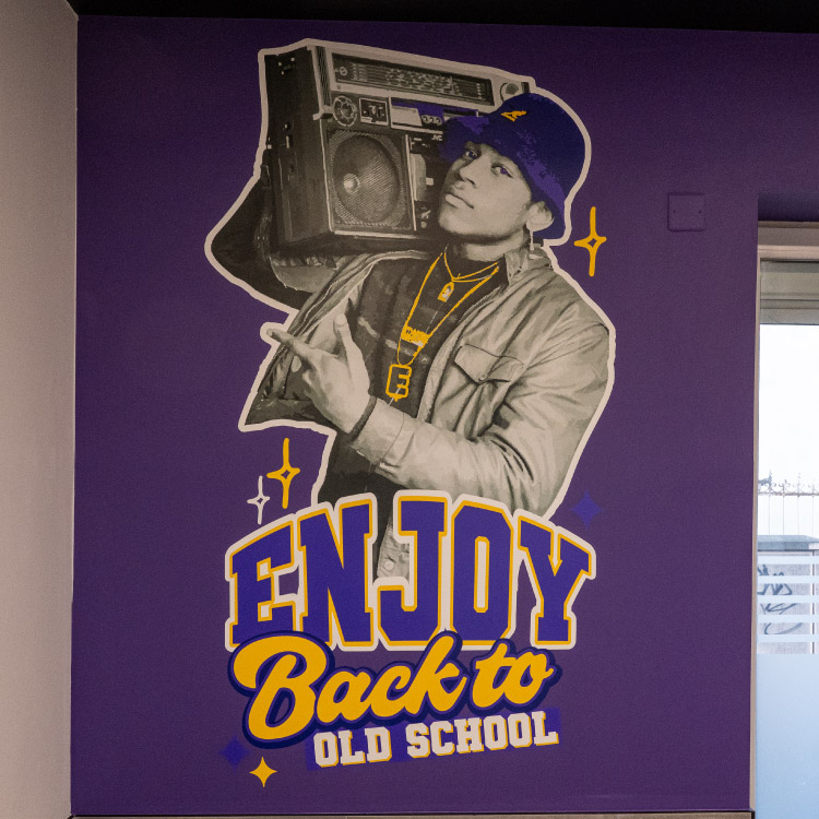 Adhésif mural grand format installé dans un restaurant, illustrant une décoration murale personnalisée.