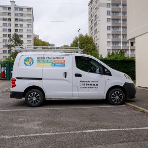 Vue latérale de l’utilitaire BGC floqué, stationné sur un parking à Lyon.
