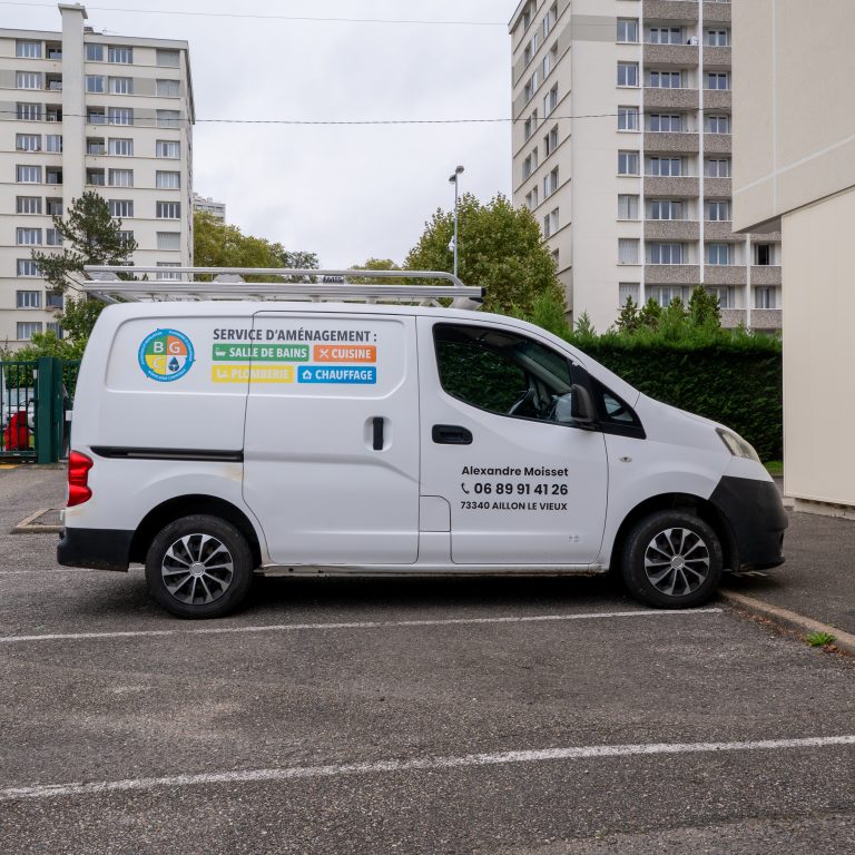 Vue latérale de l’utilitaire BGC floqué, stationné sur un parking à Lyon.