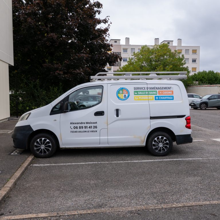 Vue latérale de l’utilitaire BGC floqué avec un marquage complet des services.