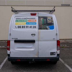 Vue arrière de l’utilitaire BGC avec marquage publicitaire et coordonnées visibles.