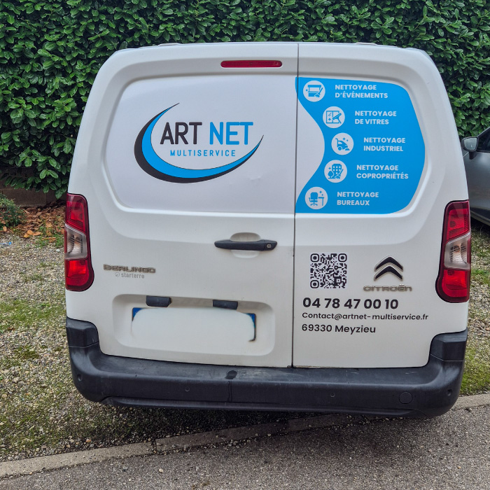 Arrière d’un utilitaire ArtNet floqué avec QR Code, coordonnées et services proposés.