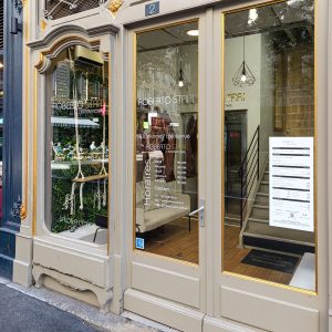 Façade d’un salon Roberto Stari avec vitrophanie complète sur la vitrine.