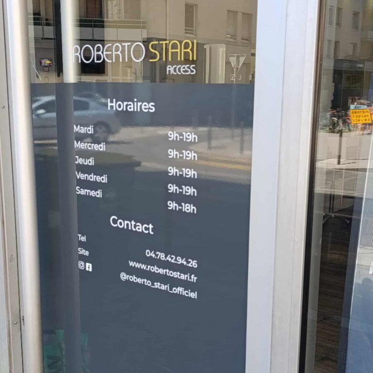 Vitrophanie Roberto Stari Access avec lettrage blanc sur fond gris foncé.