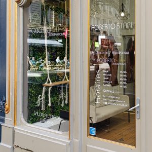 Vitrophanie haut de gamme en lettrage blanc polaire sur les vitrines d’un salon Roberto Stari.