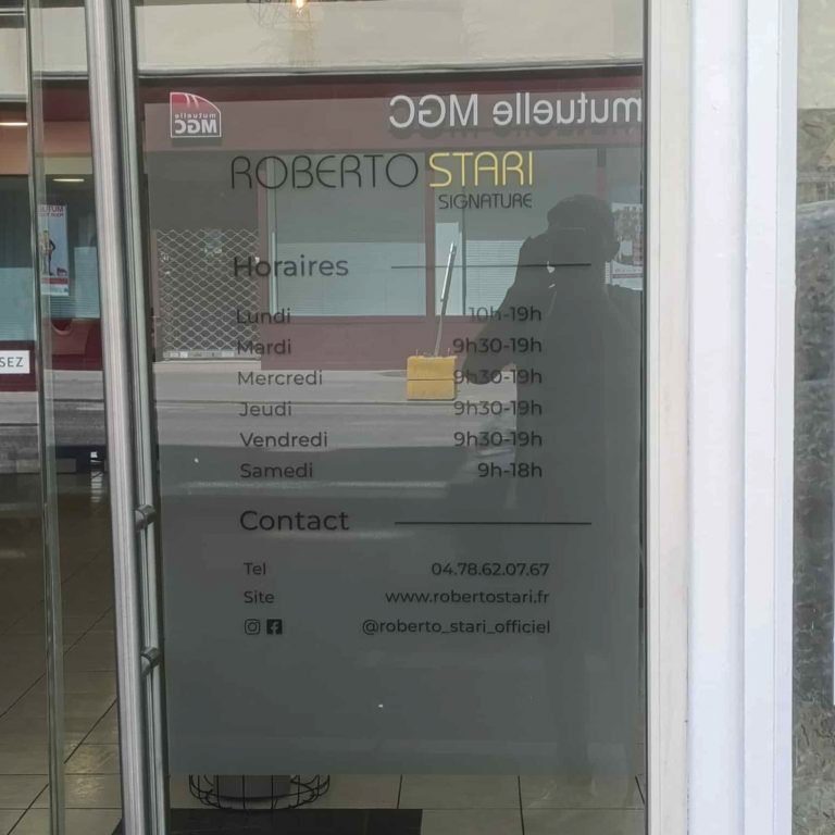 Vitrophanie avec horaires et coordonnées du salon Roberto Stari sur vitre en film dépoli.
