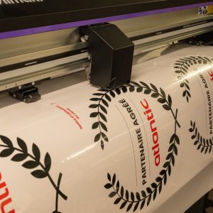 Découpe des adhésifs Nano-tacar à micro-ventouses destinés au Groupe Atlantic.