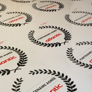 Gros plan sur les adhésifs réutilisables Nano-tacar imprimés pour le Groupe Atlantic.