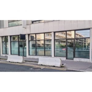 Vue extérieure des vitrages de l’école Les Lettres Dorées avec film dépoli posé en intérieur.