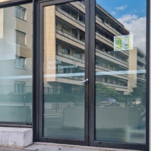 Vue extérieure des vitrages de l’école Les Lettres Dorées avec film dépoli posé en intérieur.