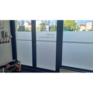 Films dépolis imprimés posés sur les vitrages de l’école Montessori Les Lettres Dorées à Lyon.