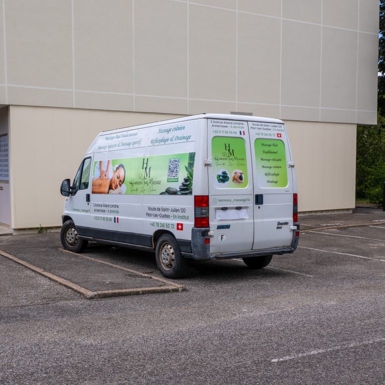 Vue d’ensemble du véhicule utilitaire Harmony Thaï Massage après flocage complet à Lyon.