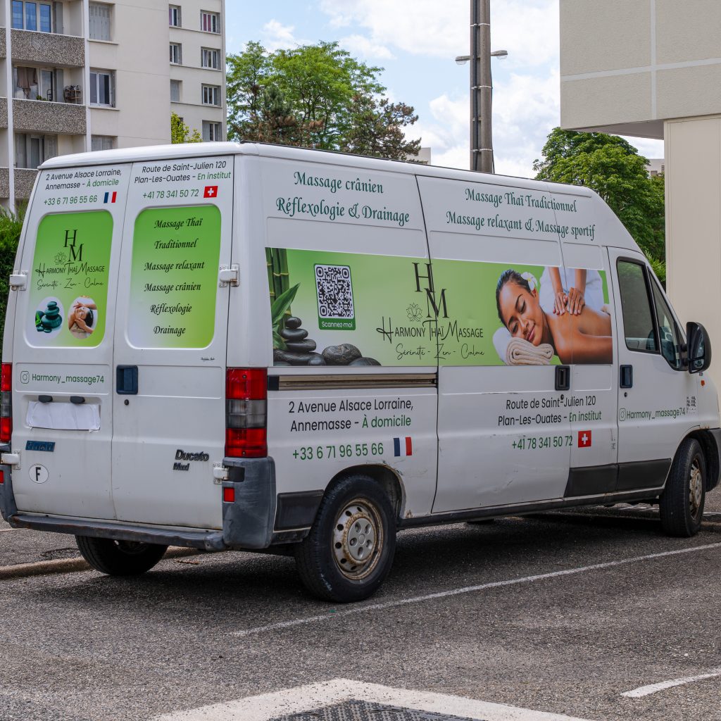 Flocage adhésif arrière et latéral sur l’utilitaire Harmony Thaï Massage.
