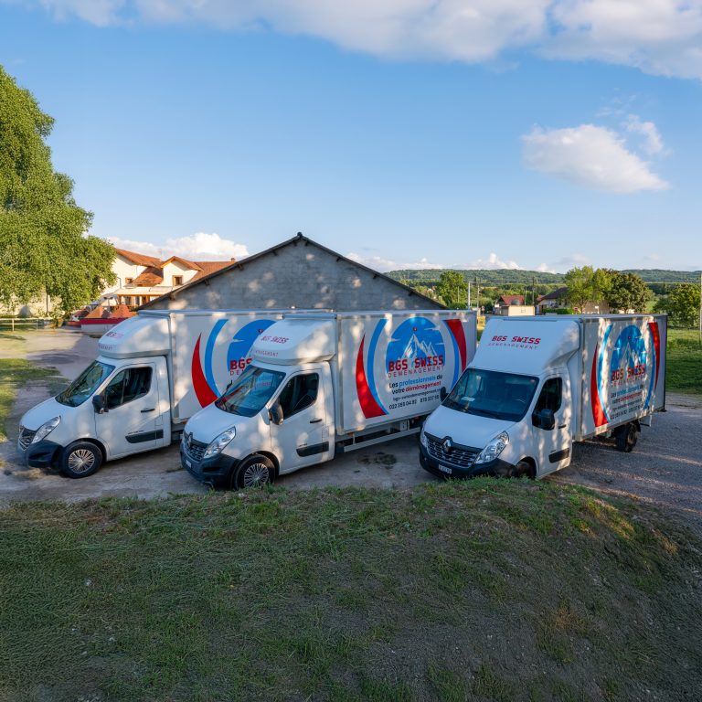 Camion floqué BGS Swiss stationné en extérieur après intervention en Haute-Savoie.
