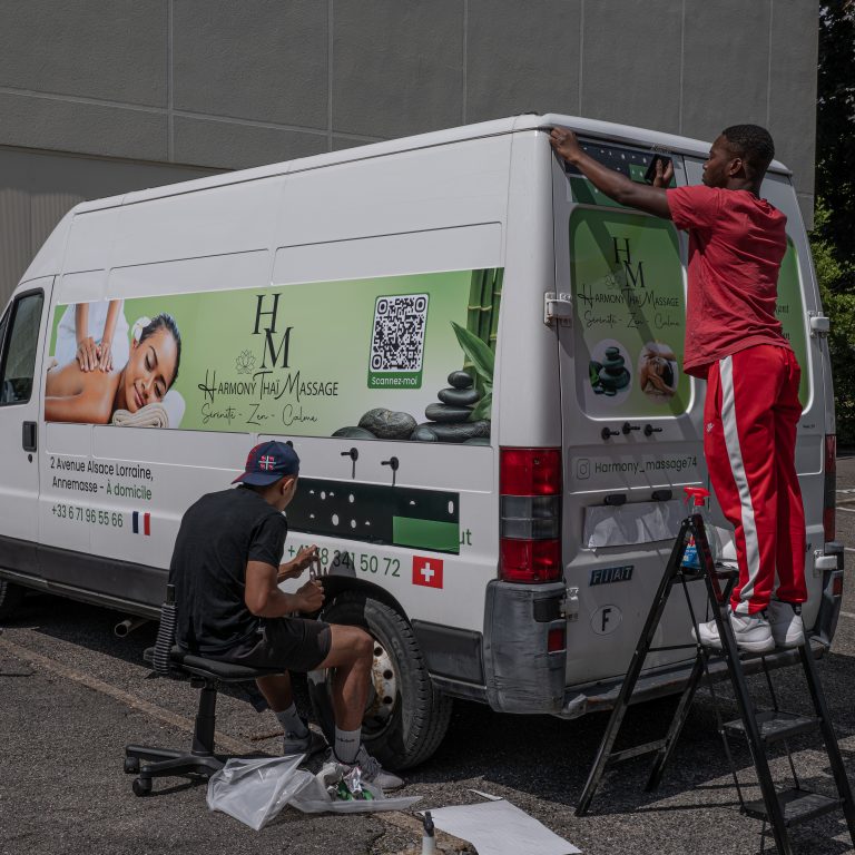 Installation du flocage de l’utilitaire Harmony Thaï Massage par nos techniciens à Lyon.