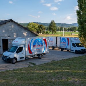 Trois camions BGS Swiss floqués et alignés après installation du marquage adhésif en Haute-Savoie.