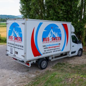 Vue latérale du camion BGS Swiss après covering et pose du marquage adhésif.