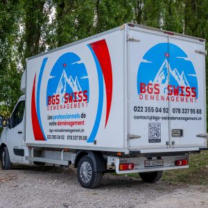 Camion de déménagement BGS Swiss floqué avec un marquage adhésif complet en Haute-Savoie.