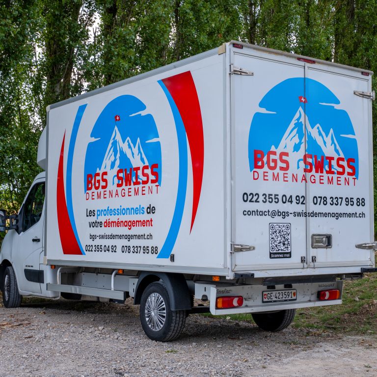 Camion de déménagement BGS Swiss floqué avec un marquage adhésif complet en Haute-Savoie.