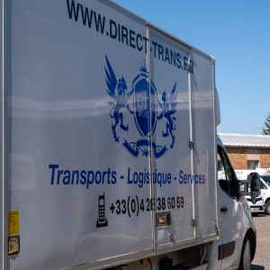 Poids lourd floqué, vu de cotes de l’arrière.