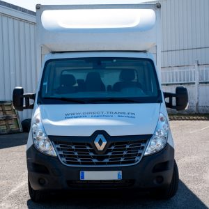 Camion grand volume Direct Trans floqué, vu de face sur un parking.