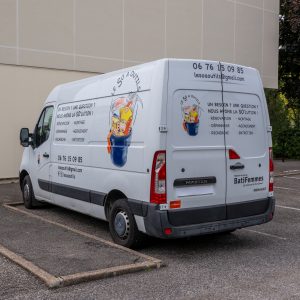 Vue arrière et latérale du véhicule utilitaire Le So à Outil floqué à Lyon.