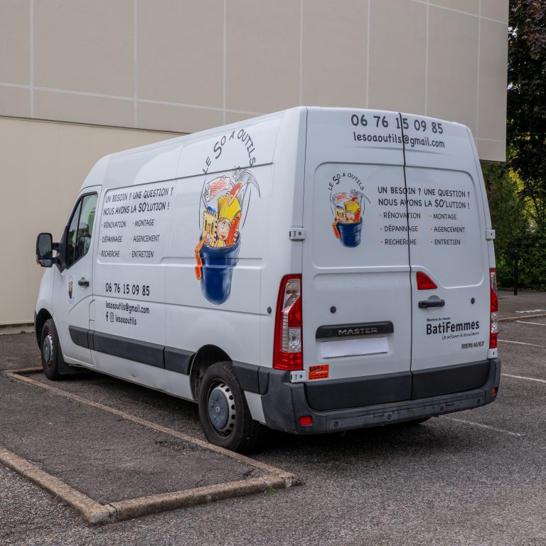 Vue arrière et latérale du véhicule utilitaire Le So à Outil floqué à Lyon.
