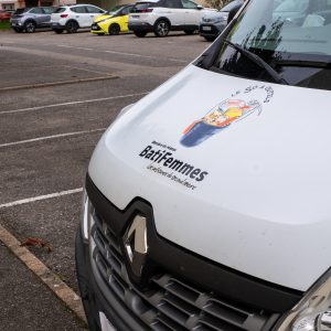 Gros plan sur le logo et le marquage Le So à Outil sur le capot du véhicule utilitaire.