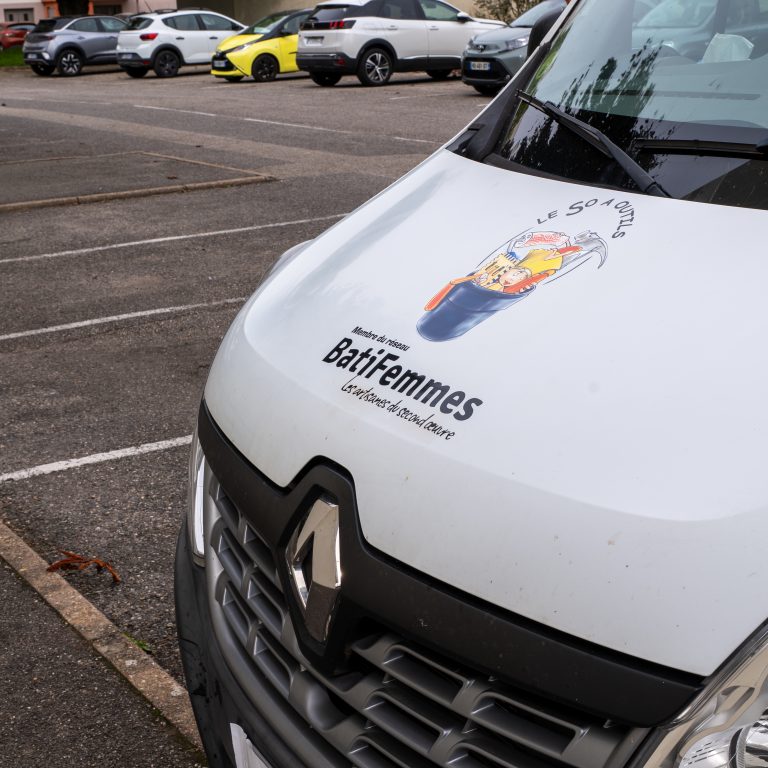 Gros plan sur le logo et le marquage Le So à Outil sur le capot du véhicule utilitaire.