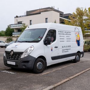 Fourgon Le So à Outil floqué, vu de face en trois-quarts, stationné près de Lyon.