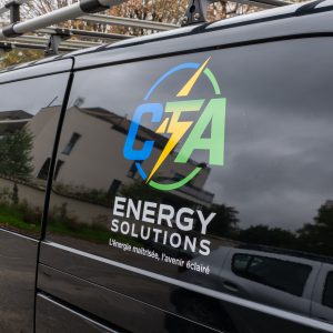 Gros plan sur le logo Energy Solutions floqué sur la porte latérale d’un utilitaire noir.