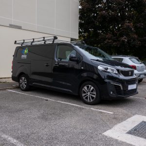 Vue de trois quarts avant du véhicule utilitaire Energy Solutions floqué à Lyon.