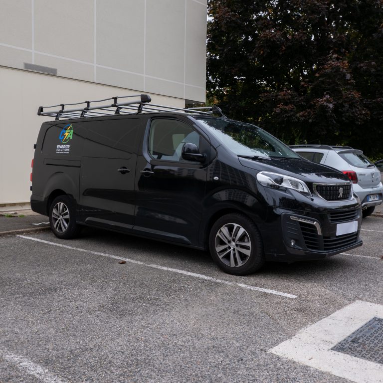 Vue de trois quarts avant du véhicule utilitaire Energy Solutions floqué à Lyon.