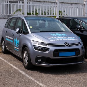 Marquage latéral sur voiture grise Direct Trans, stationnée à Vénissieux.