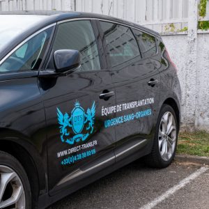 Gros plan sur le marquage latéral d’une berline Direct Trans.