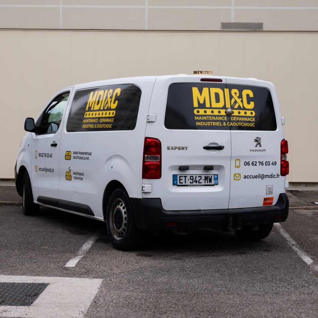 Vue arrière du Peugeot Expert de MDIC avec marquage publicitaire installé à Lyon.