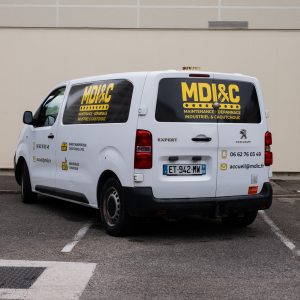 Vue arrière du Peugeot Expert de MDIC avec marquage publicitaire installé à Lyon.