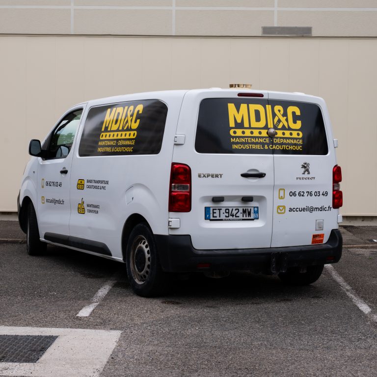 Vue arrière du Peugeot Expert de MDIC avec marquage publicitaire installé à Lyon.