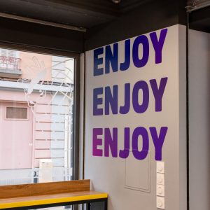 Lettrage adhésif mural installé dans le restaurant Enjoy Tacos à Romans-sur-Isère.