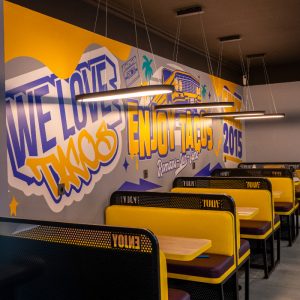 Fresque murale adhésive grand format installée dans le restaurant Enjoy Tacos à Romans-sur-Isère.